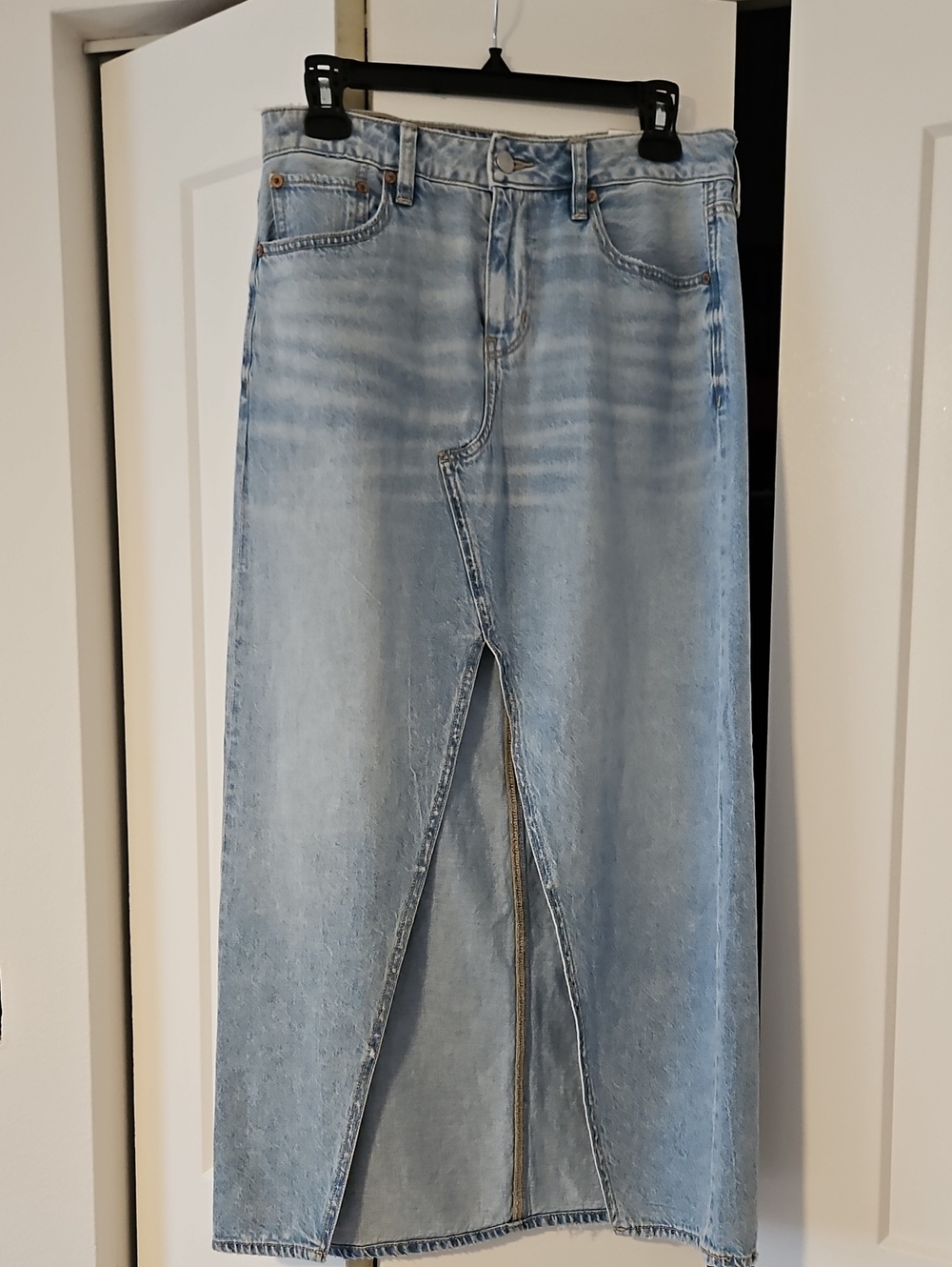 American Eagle. Brand NEW with Tags. Light Wash Denim Midi Skirt
